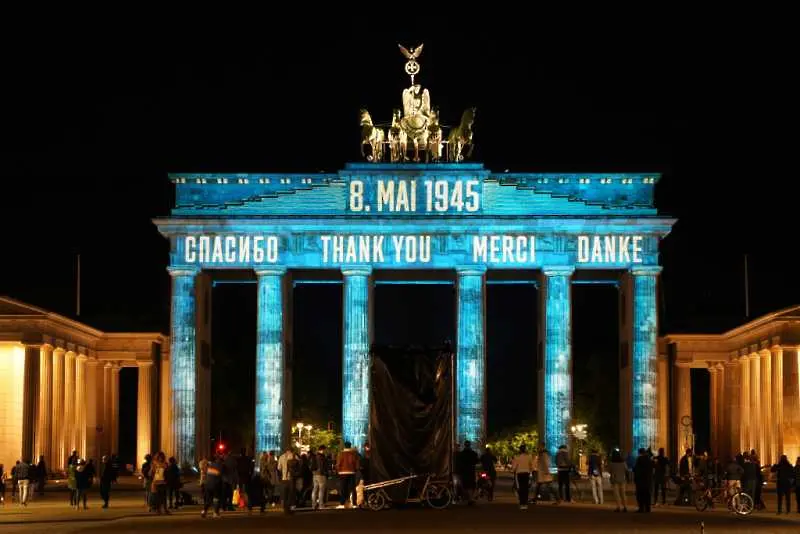 Благодарим - изписаха със светлини на Бранденбургската врата по случай годишнината от края на Втората световна война 
