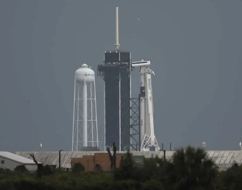 Отмениха полета на SpaceX с двама астронавти заради лошо време