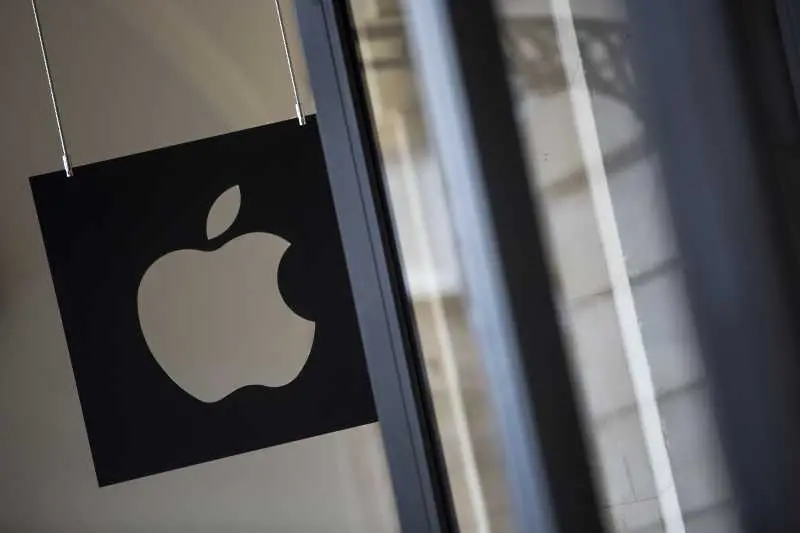 Apple отваря магазините в САЩ
