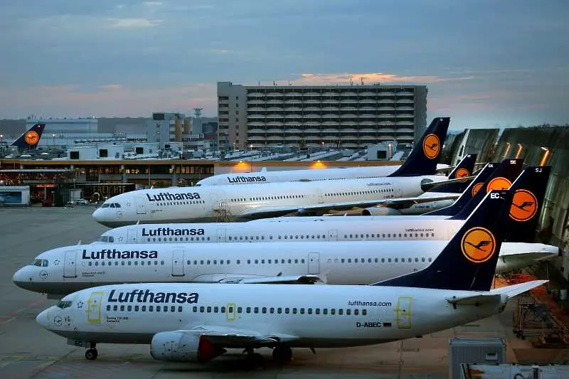 Lufthansa харчи по 800 млн. евро месечно от резервите си, нуждае се от спешна финансова помощ