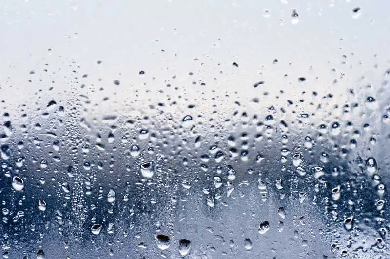 Времето: Жълт код за обилни валежи в пет области в страната