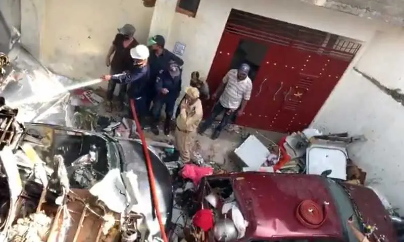 Самолет с над 100 души на борда се разби в жилищен район на Карачи