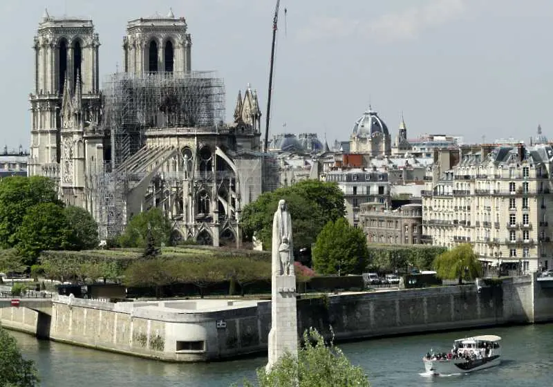 Демонтират скелето на парижката катедрала Нотр Дам