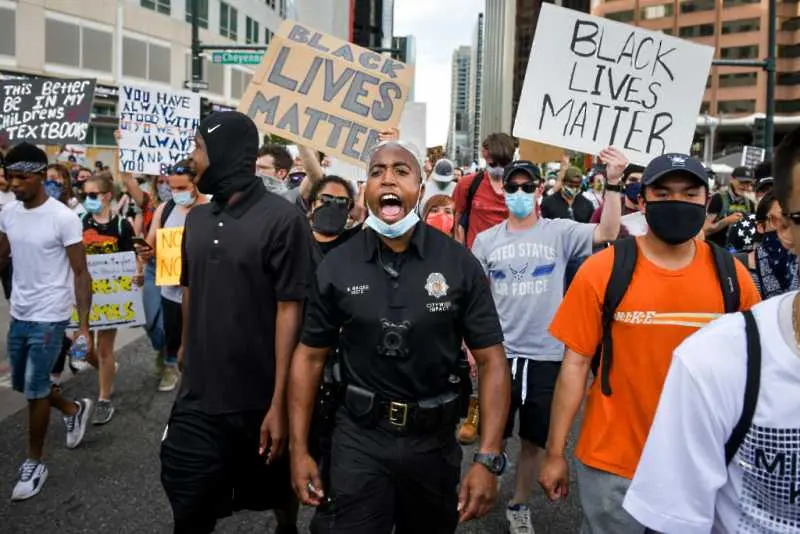 Вашингтон пост: Блокирани и обсадени, полицаите се опитват да вникнат в народния гняв