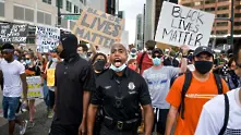 Вашингтон пост: Блокирани и обсадени, полицаите се опитват да вникнат в народния гняв