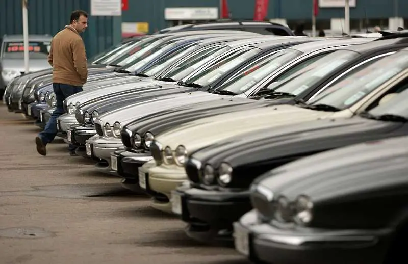 Продажбите на коли във Великобритания през май паднаха до най-ниското си равнище от 1952 г.