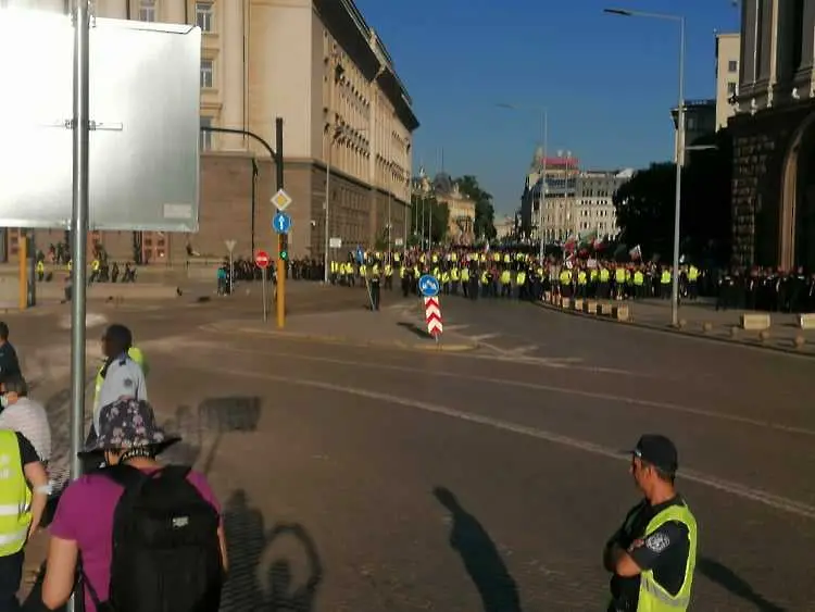 Опит за сблъсъци между двата протеста в София. Блокирани са централни улици и кръстовища