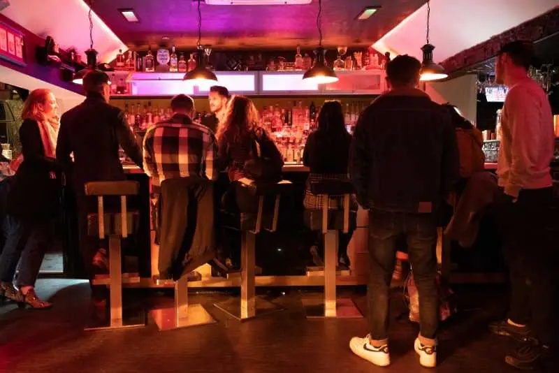 В сила от днес: Без дискотеки и барове на закрито, празненствата - с до 30 души