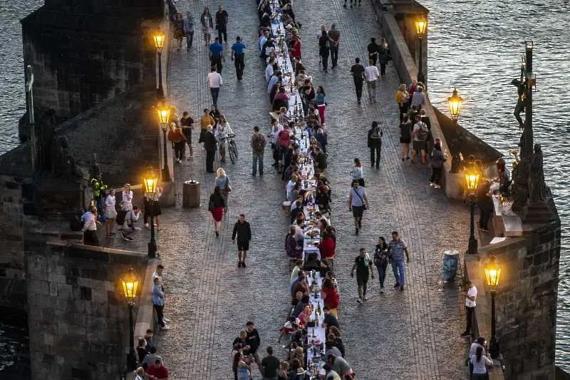 Прага изпрати пандемията с пир на 500-метрова маса