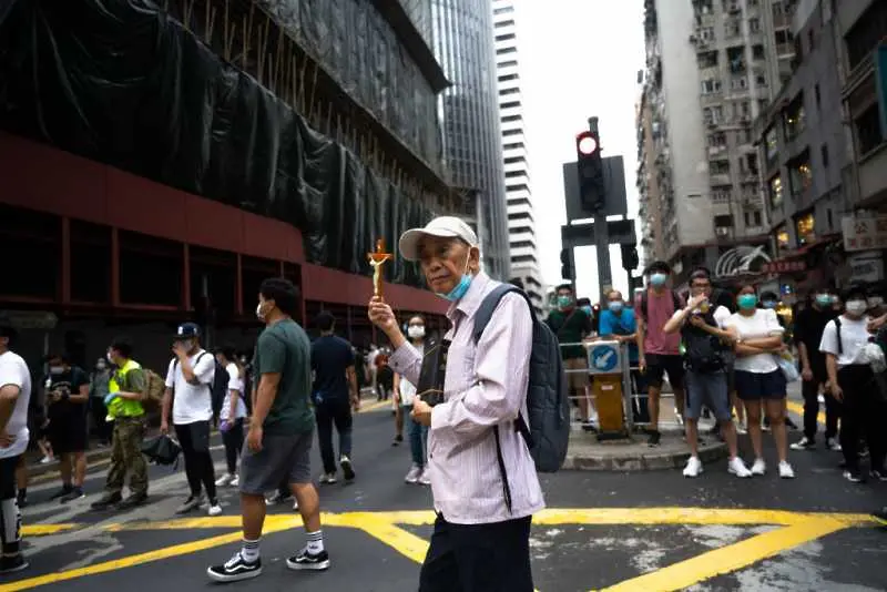 Великобритания разширява правата за имиграция на жители на Хонконг