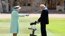 Кралица Елизабет II даде рицарско звание на ветерана Том Мур