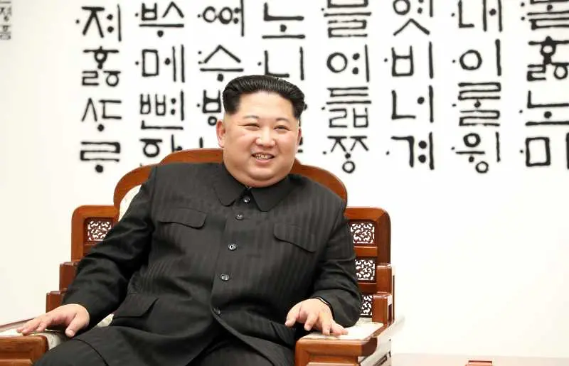 Ким Чен Ун похвали Северна Корея за справянето с COVID-19