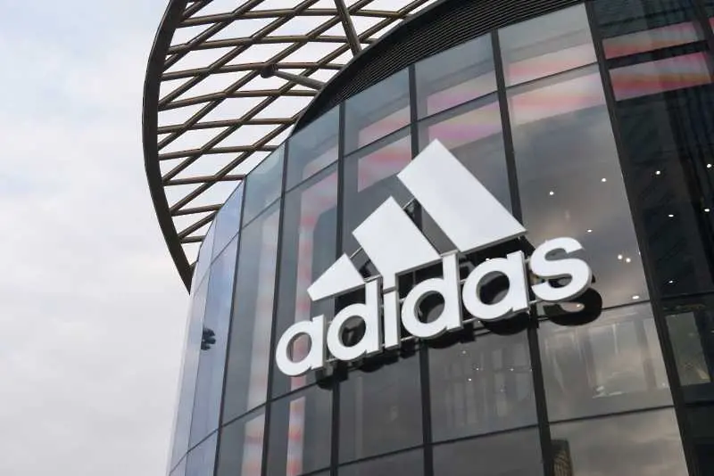 Шеф на Adidas подаде оставка заради обвинения в расизъм