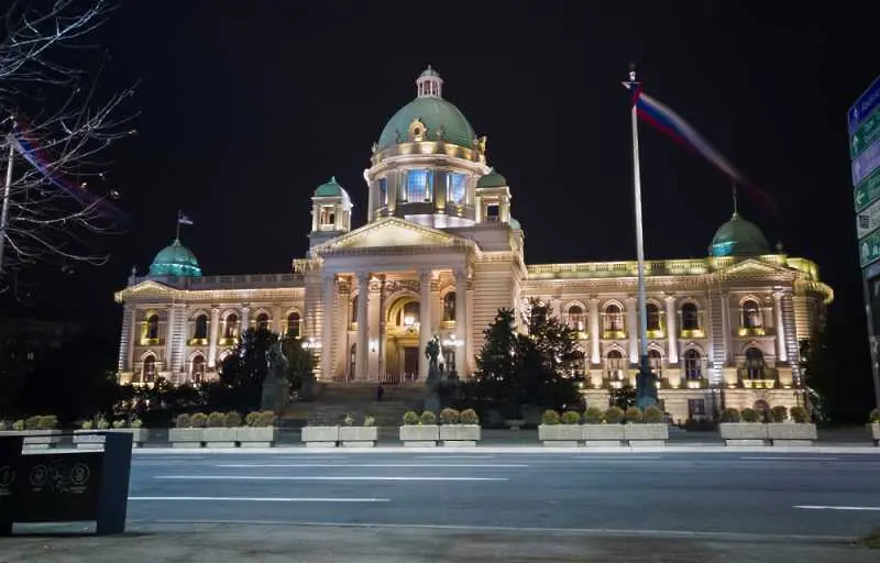 Протестиращи нахлуха в сръбския парламент заради връщането на полицейски час в Белград