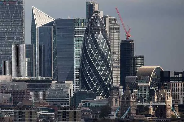 Шефове в Лондонското сити ухажват служителите си да се върнат в офисите