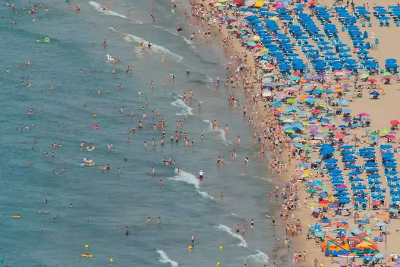 Сбогом на туристическия сезон в Испания! Приходите от чужденци потънаха с 50% през юли