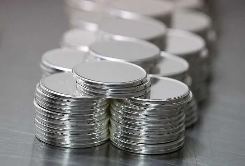 Цената на среброто се изстреля с 33% само за месец
