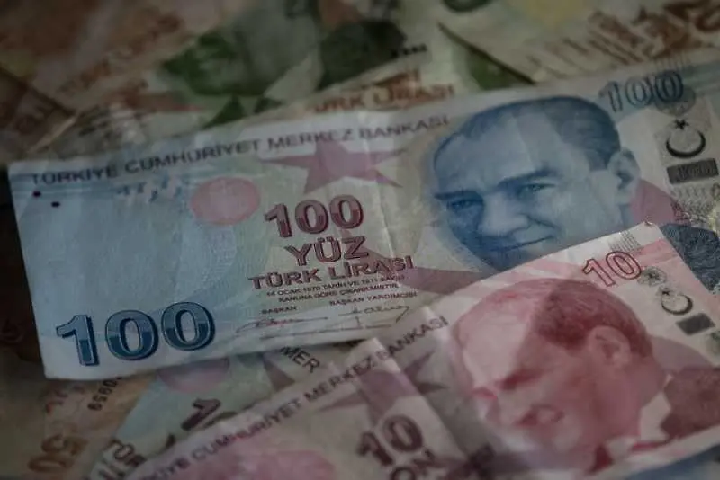 Турската лира с нов негативен рекорд, изгуби 20% от началото на годината