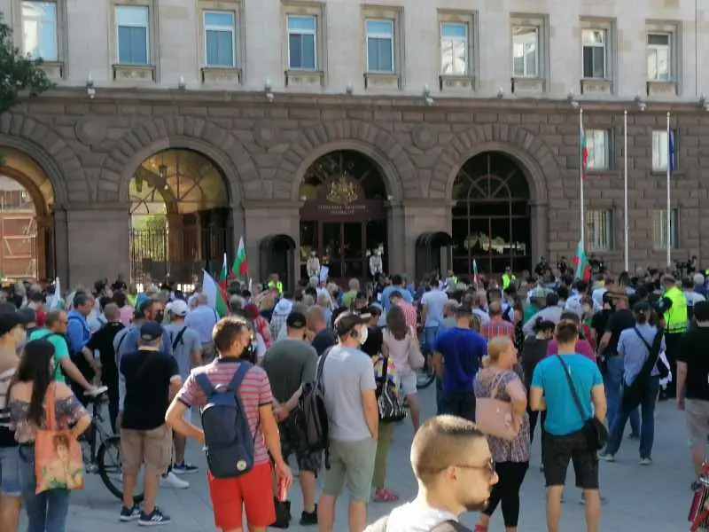 Протестиращите отново блокираха кръстовището пред Румънското посолство 