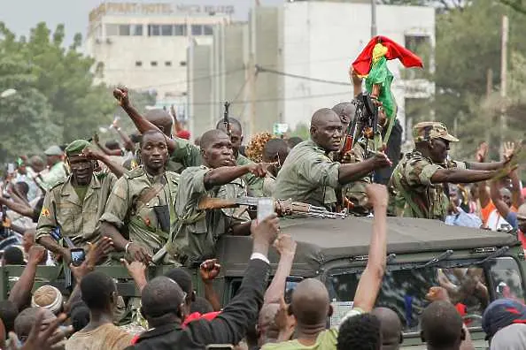 Военен преврат свали властта в Мали (обзор)