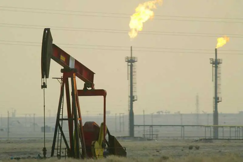 Пандемията продължава да хвърля дълга сянка върху търсенето на петрол
