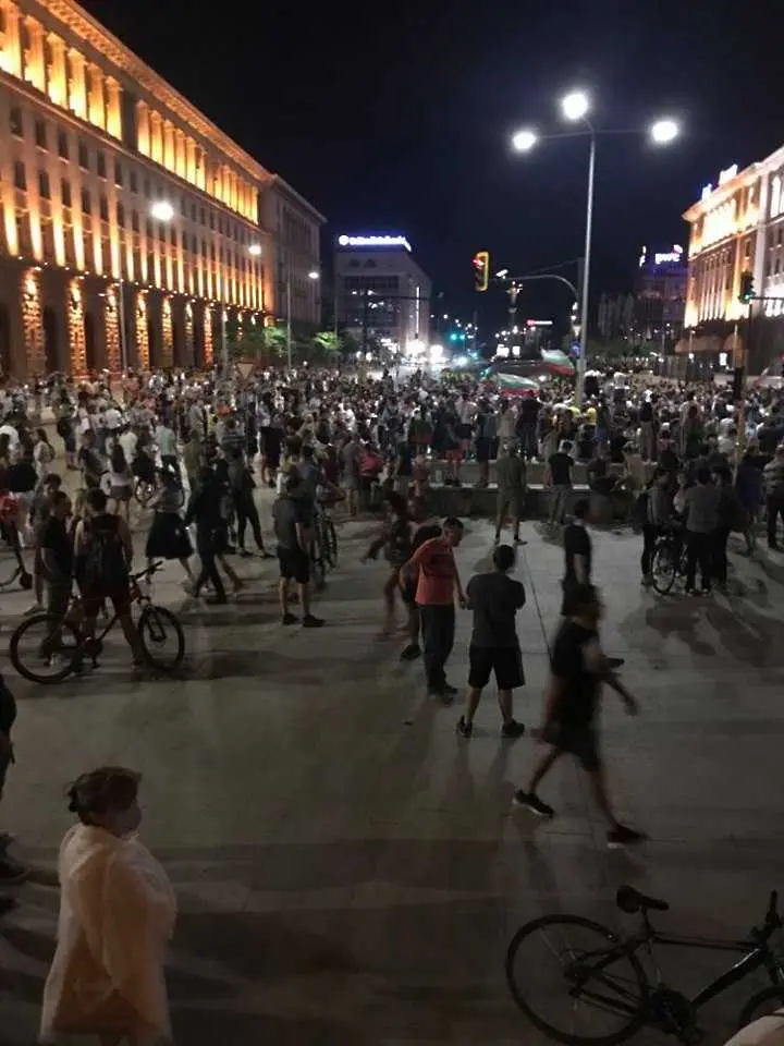 71 вечер на протести: Обстрел със сливи в София, артинсталация от тикви в Пловдив