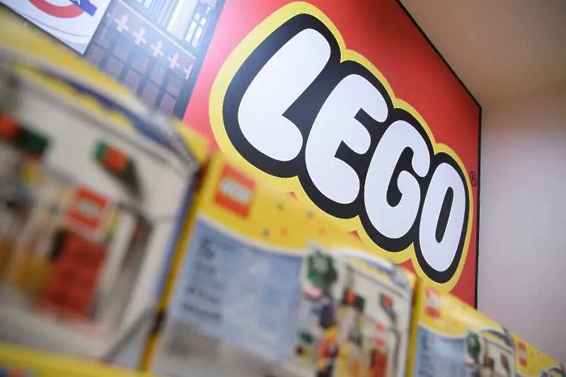 Деца питат LEGO защо все още използва пластмаса
