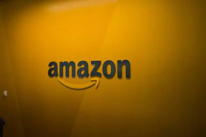 Amazon назначава още 100 хил. души в Канада и САЩ