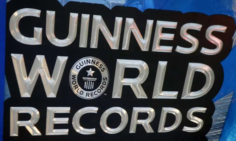  Британски художник се бори за рекорд на Гинес с най-голямата картина в света
