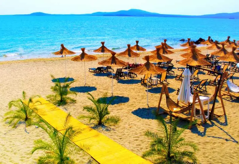 ДНСК ще премахва поставени в нарушение преместваеми обекти в националните курорти и на морските плажове
