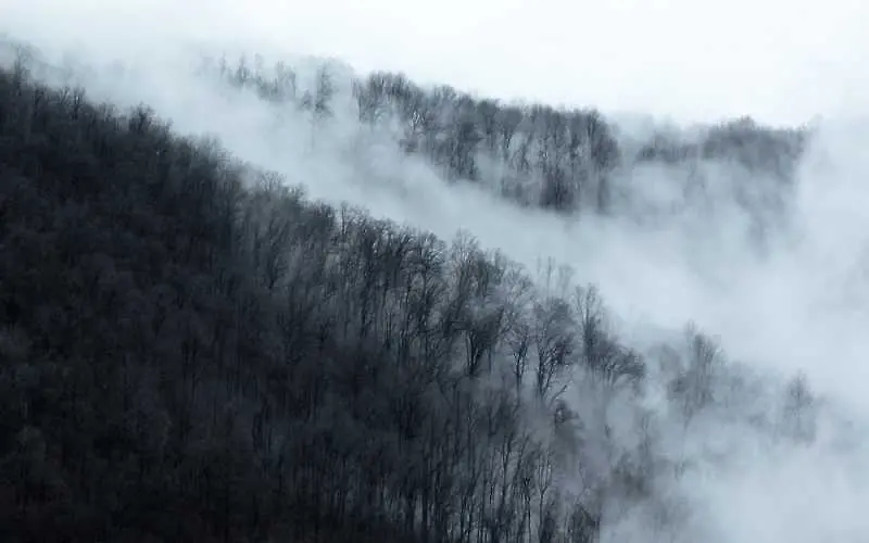 Времето: Слаб сняг във високите планински части
