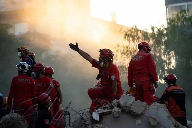 Обявиха край на спасителната операция в Измир след земетресението