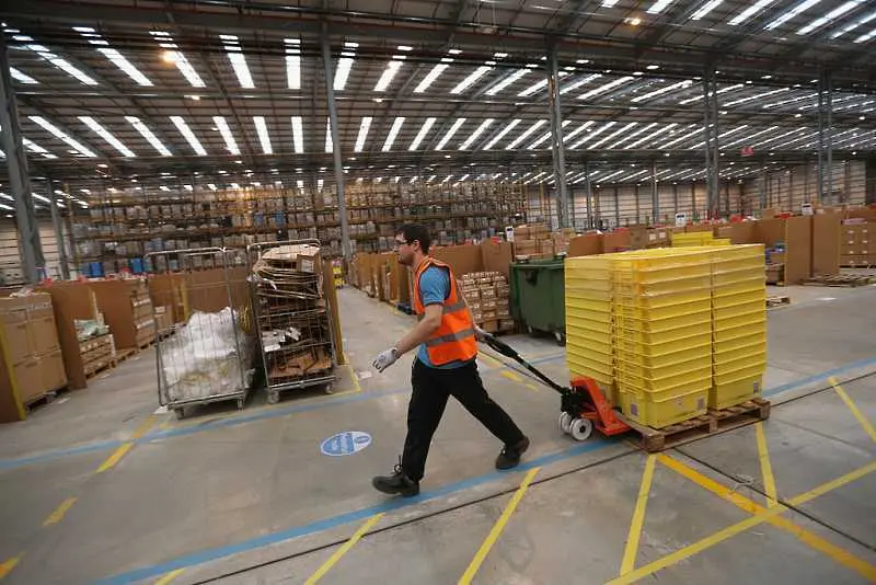 Amazon наема 100 000 сезонни служители преди голямото коледно пазаруване