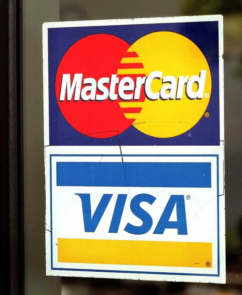 Британският ритейл бизнес обвини Visa и Mastercasd в двойно увеличаване на таксите