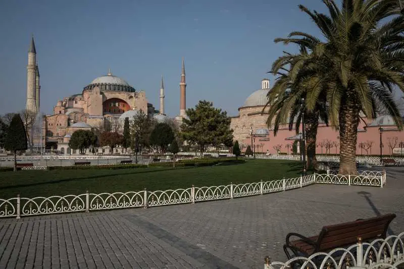 Турция наложи частична забрана за излизане навън
