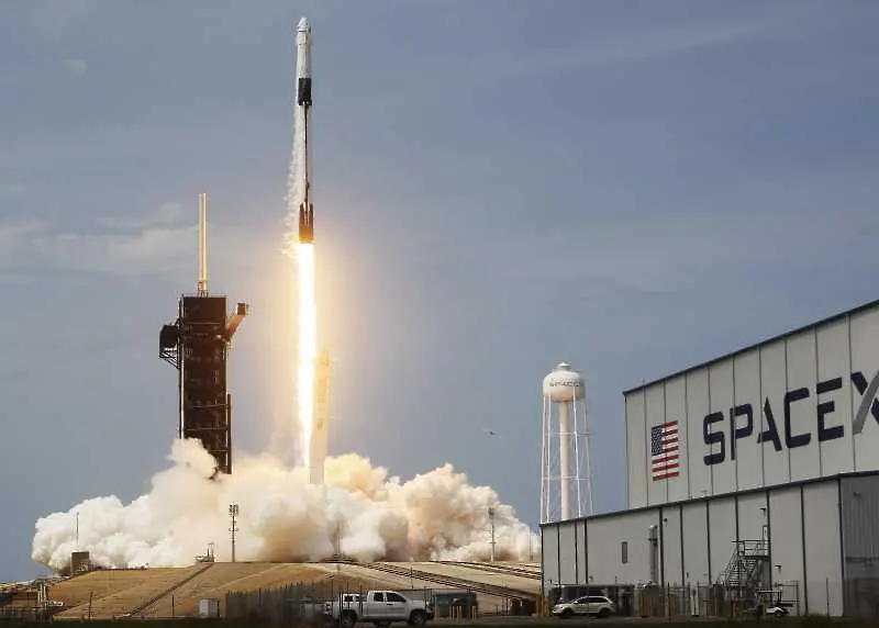 SpaceX изстрелва още астронавти с космическото си „такси“