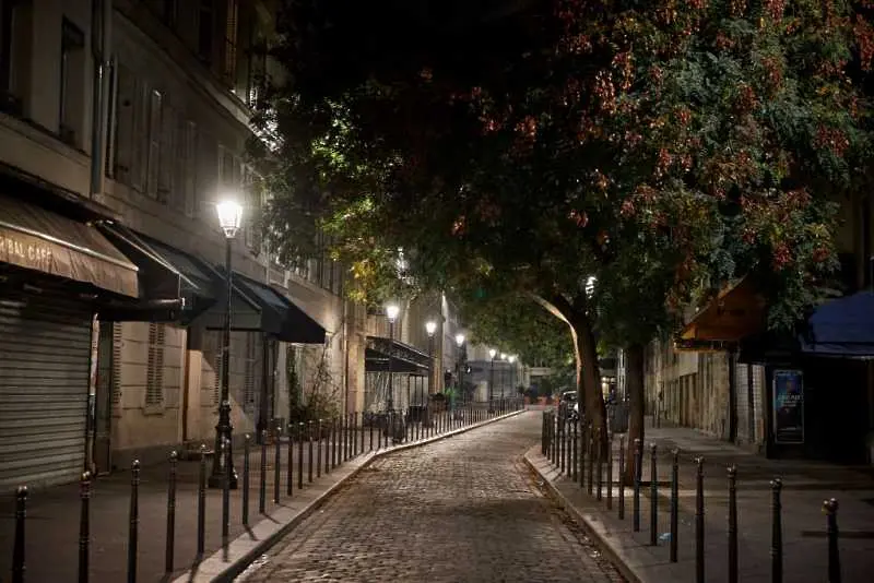 Парижките булеварди са пусти, а ограничителните мерки се отразяват на коледното пазаруване