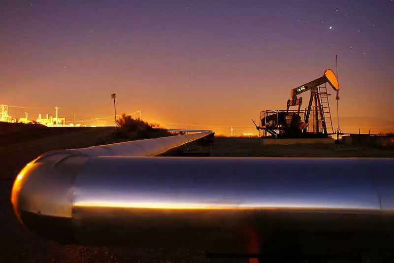Цените на петрола остават стабилни, вървят към нов седмичен ръст