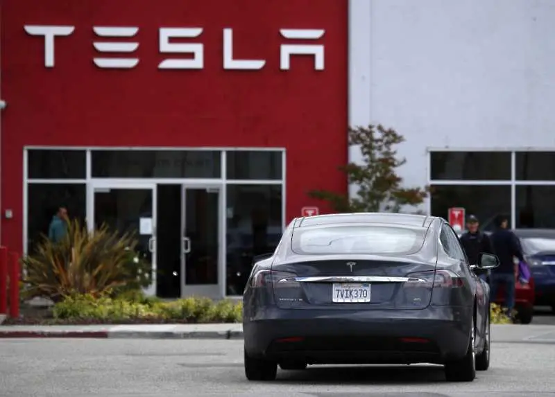 Tesla временно спира производството на Model S и Model X