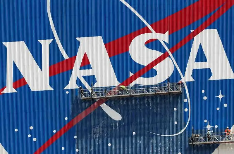 НАСА плаща един долар на компания да събере проби от Луната