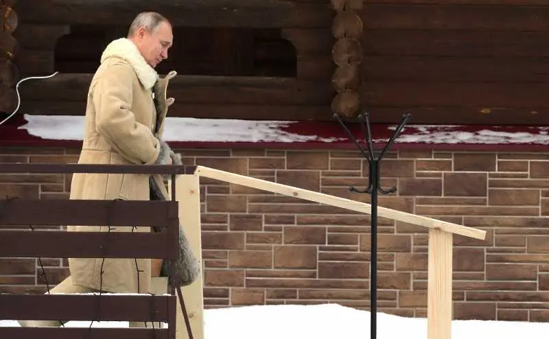 Путин се потопи в ледена вода в деня на руското Богоявление (снимки)