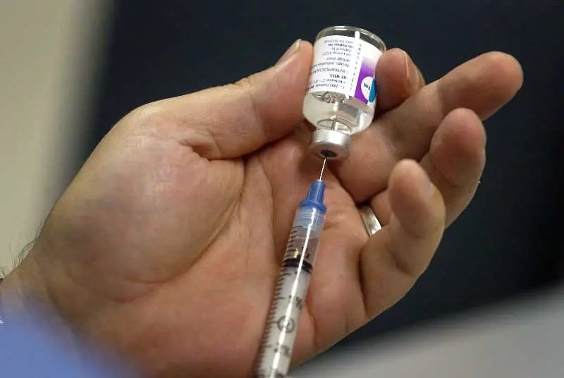 Великобритания пуска ваксината на AstraZeneca и Оксфорд