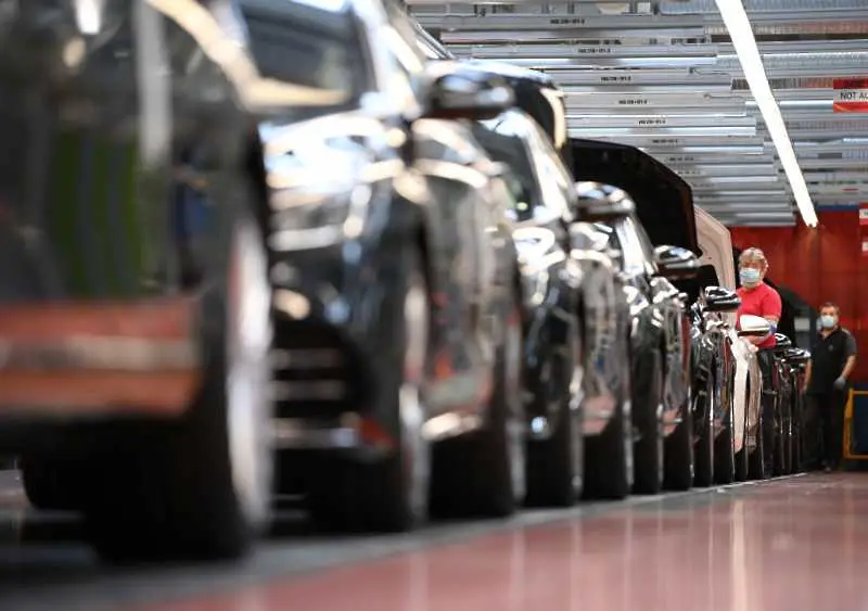 Спад в продажбите на нови коли в ЕС за трети пореден месец