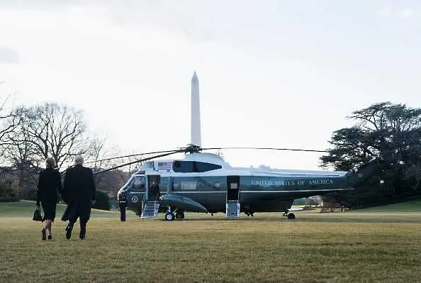 Доналд и Мелания Тръмп напуснаха Белия дом (снимки)