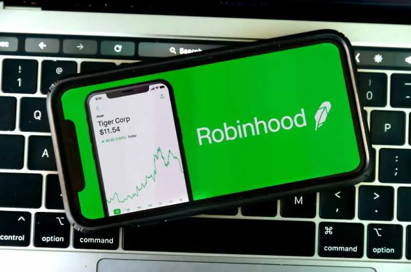 Google изтри 100 000 негативни оценки на приложението за търгуване с акции Robinhood