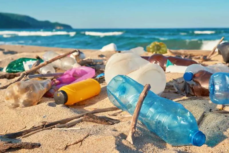 Катамаран ще почиства океана от боклук и ще го превръща в гориво