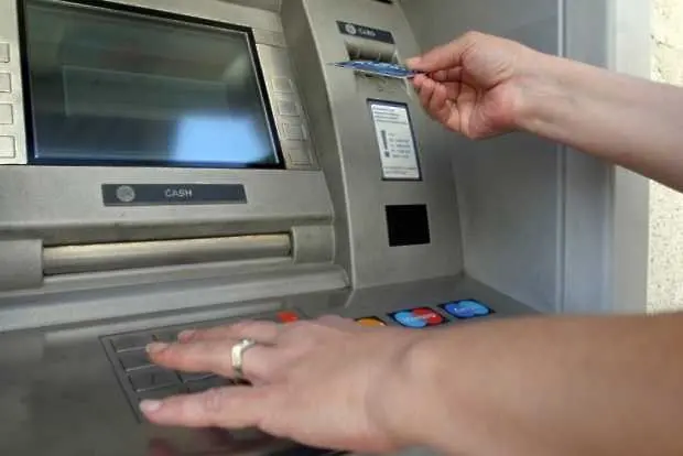 Таксите за теглене от банкомат растат с над 30% за година
