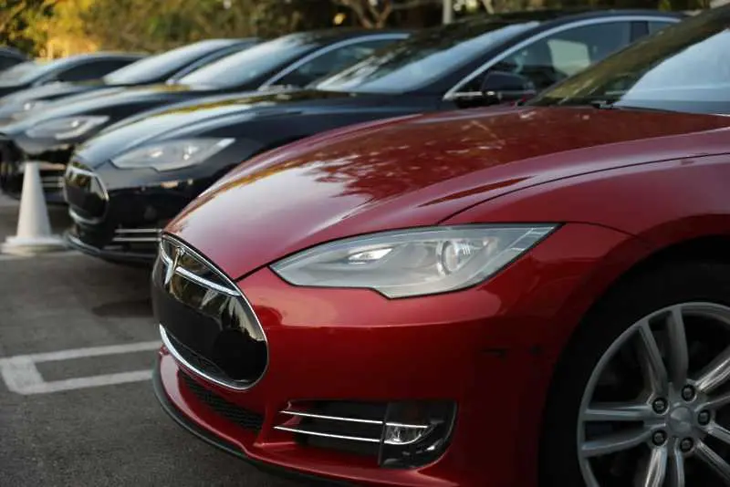Tesla сваля цените на най-продаваните си модели