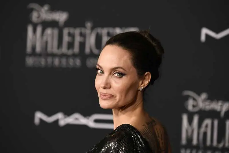 Анджелина Джоли продаде картина на Чърчил за 11.5 млн. долара