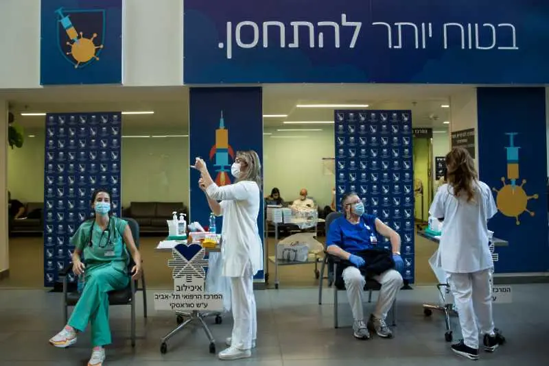 Над половината от населението в Израел вече е получило поне една доза ваксина